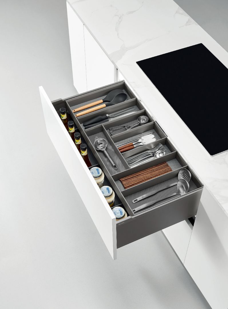 Encanto pull out basket with cutlery tray
